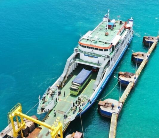 Antrean Sempat Mengular 3 Kilometer, ASDP Gerak Cepat Pulihkan Layanan Padang Bai-Lembar Aktivitas kendaraan dan penumpang di Pelabuhan Padang Bai, Bali