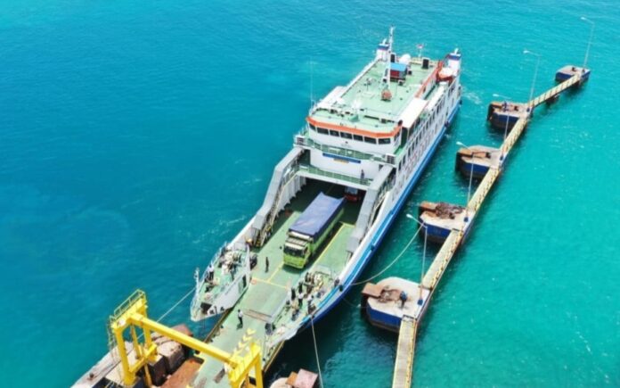 Aktivitas kendaraan dan penumpang di Pelabuhan Padang Bai, Bali