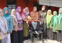 Alfi Robinsar Turun Langsung, Penyandang Disabilitas di Cilegon Terima Bantuan Kursi Roda Bantuan Kursi Roda
