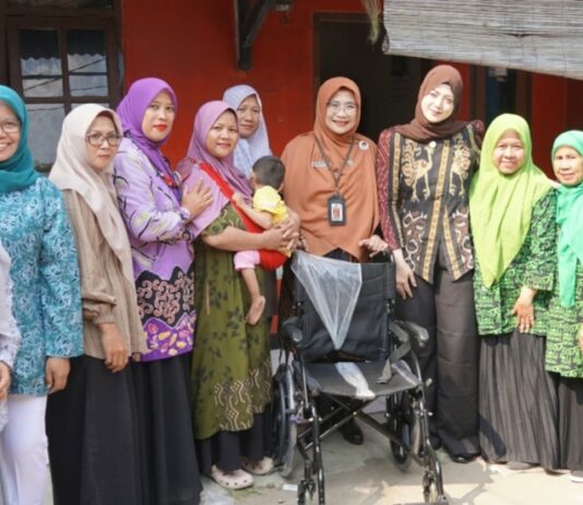 Alfi Robinsar Turun Langsung, Penyandang Disabilitas di Cilegon Terima Bantuan Kursi Roda Bantuan Kursi Roda