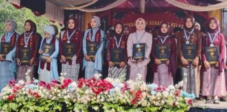 Haru dan Meriah! 39 Siswa MTs dan MA Nurul Hidayah Cihara Resmi Lulus, Siswa Sebut Acara Seru dan Berkesan Oelepasan dan kelulusan MA Nurul Hidayah
