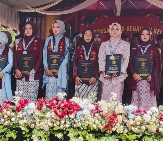 Haru dan Meriah! 39 Siswa MTs dan MA Nurul Hidayah Cihara Resmi Lulus, Siswa Sebut Acara Seru dan Berkesan Oelepasan dan kelulusan MA Nurul Hidayah