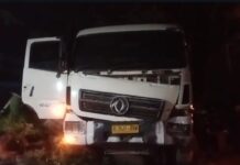 Rem Blong Saat Turunan, Truk Pengangkut Pasir Tabrak Pintu Perlintasan KA dan Terjun ke Jurang Truk Terguling