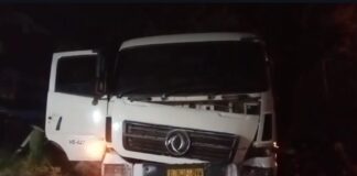 Rem Blong Saat Turunan, Truk Pengangkut Pasir Tabrak Pintu Perlintasan KA dan Terjun ke Jurang Truk Terguling