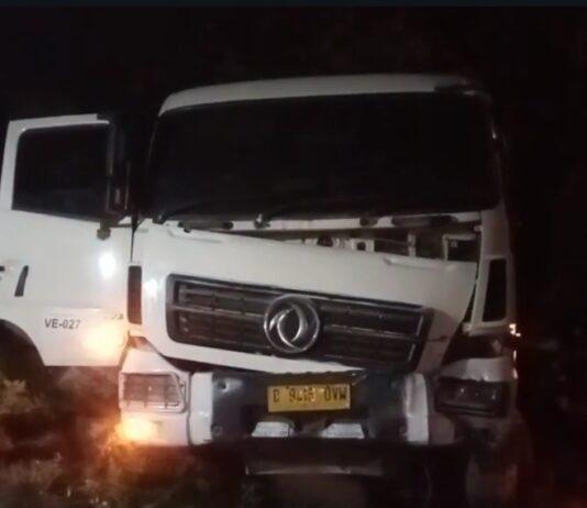 Rem Blong Saat Turunan, Truk Pengangkut Pasir Tabrak Pintu Perlintasan KA dan Terjun ke Jurang Truk Terguling