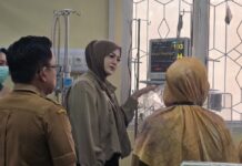 Bayi Terlantar yang Viral di Cilegon Dijenguk Ketua TP PKK, Kondisinya Kini Sehat dan Terawat Ketua TP PKK Kota Cilegon Alfi Rizki Aghnia Robinsar
