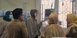Bayi Terlantar yang Viral di Cilegon Dijenguk Ketua TP PKK, Kondisinya Kini Sehat dan Terawat Ketua TP PKK Kota Cilegon Alfi Rizki Aghnia Robinsar