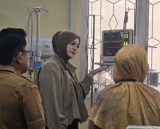 Bayi Terlantar yang Viral di Cilegon Dijenguk Ketua TP PKK, Kondisinya Kini Sehat dan Terawat Ketua TP PKK Kota Cilegon Alfi Rizki Aghnia Robinsar