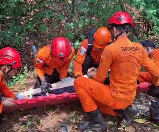 Nahas! Warga Cilegon Terjatuh Saat Cari Melinjo di Gunung Gede, Dievakuasi Tim SAR Banten Evakuasi Korban