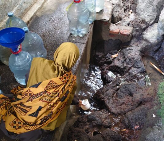 Miris! Warga Gunung Batur Cilegon Rela Begadang 12 Jam Demi Dapat Air Bersih Saat Kemarau Kemarau