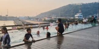 Liburan Sekolah di Merak Makin Seru, Berenang Sambil Nikmati Pemandangan Kapal Ferry dan Sunset Kolam Renang