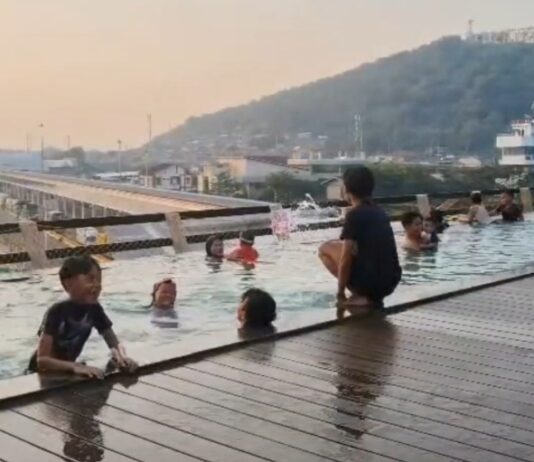 Liburan Sekolah di Merak Makin Seru, Berenang Sambil Nikmati Pemandangan Kapal Ferry dan Sunset Kolam Renang