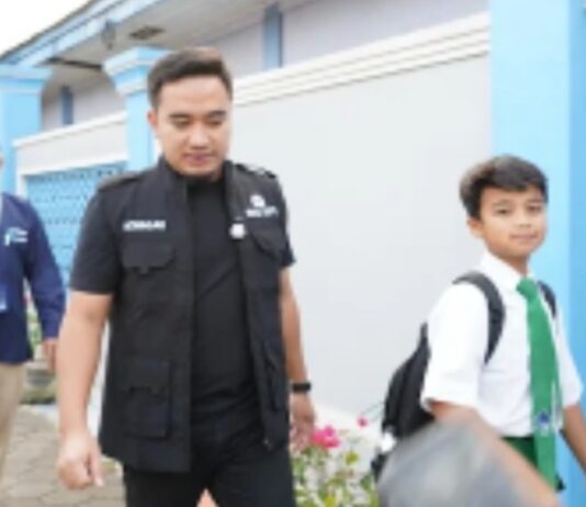 Hari Pertama Sekolah, Wali Kota Robinsar Ajak Para Ayah Antar Anak Demi Dukung Pendidikan Wali Kota Cilegon Robinsar