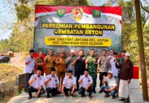 Robinsar Resmikan Jembatan Beton Cikendat Jintung, Akses Warga Kini Lebih Aman Wali Kota Cilegon Robinsar meresmikan Jembatan Beton