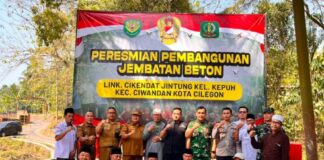 Robinsar Resmikan Jembatan Beton Cikendat Jintung, Akses Warga Kini Lebih Aman Wali Kota Cilegon Robinsar meresmikan Jembatan Beton
