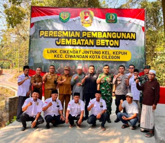 Robinsar Resmikan Jembatan Beton Cikendat Jintung, Akses Warga Kini Lebih Aman Wali Kota Cilegon Robinsar meresmikan Jembatan Beton