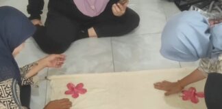 Ibu Rumah Tangga di Cilegon Dilatih Bikin Ecoprint, Hasilnya Siap Dipasarkan Lewat Koperasi Merah Putih pembuatan ecoprint di UMKM