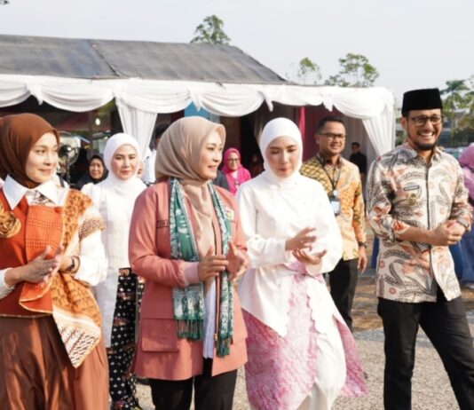 Ribuan Warga Padati Alun-Alun Cilegon, Gebyar Bakti Wanita Nusantara Dongkrak UMKM dan Kreativitas Perempuan Wakil Wali Kota Cilegon