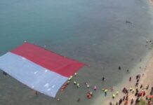 Merah Putih Membentang di Selat Sunda, 25 Tukik Dilepas dan 500 Terumbu Karang Ditanam Bendera Merah Putih Selat Sunda