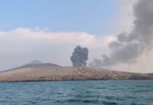 Gunung Anak Krakatau Erupsi 4 Kali, Abu Vulkanik Membumbung 300 Meter Gunung Anak Krakatau