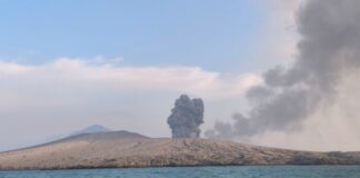 Gunung Anak Krakatau Erupsi 4 Kali, Abu Vulkanik Membumbung 300 Meter Gunung Anak Krakatau