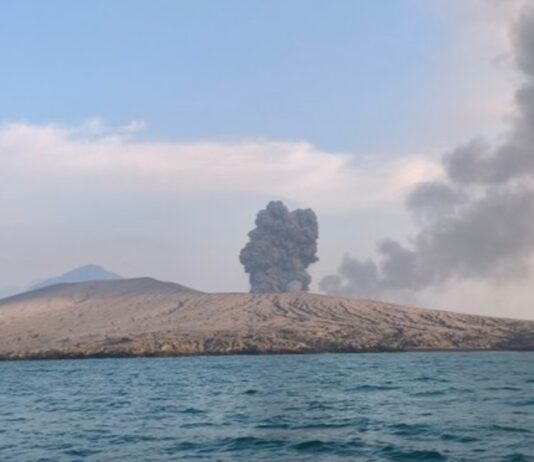 Gunung Anak Krakatau Erupsi 4 Kali, Abu Vulkanik Membumbung 300 Meter Gunung Anak Krakatau