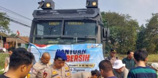 Kekeringan Melanda Tigaraksa, Polda Banten Salurkan 6.500 Liter Air Bersih untuk 80 KK Bantuan Air Bersih