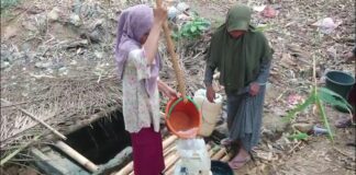 Kemarau 3 Bulan di Pandeglang, Warga Desa Sukasenang Jalan 2 Km Cari Air Bersih, Satu Sumur Dipakai Puluhan KK Krisis Air Bersih