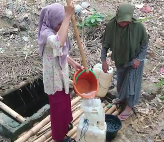 Kemarau 3 Bulan di Pandeglang, Warga Desa Sukasenang Jalan 2 Km Cari Air Bersih, Satu Sumur Dipakai Puluhan KK Krisis Air Bersih