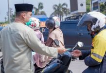 Abu Anak Krakatau Sampai Cilegon, Wali Kota Robinsar Turun Bagikan Masker ke Warga Robinsar