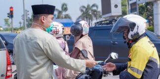Abu Anak Krakatau Sampai Cilegon, Wali Kota Robinsar Turun Bagikan Masker ke Warga Robinsar