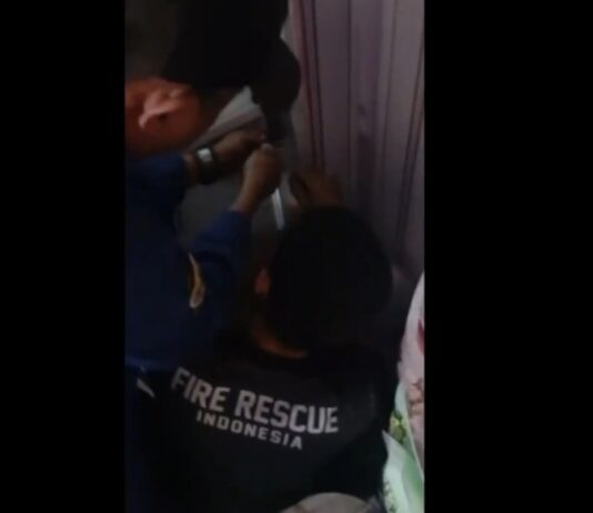 Terjebak 30 Menit di Toilet Salon Cilegon, Wanita Ini Akhirnya Diselamatkan Damkar Damkar Cilegon