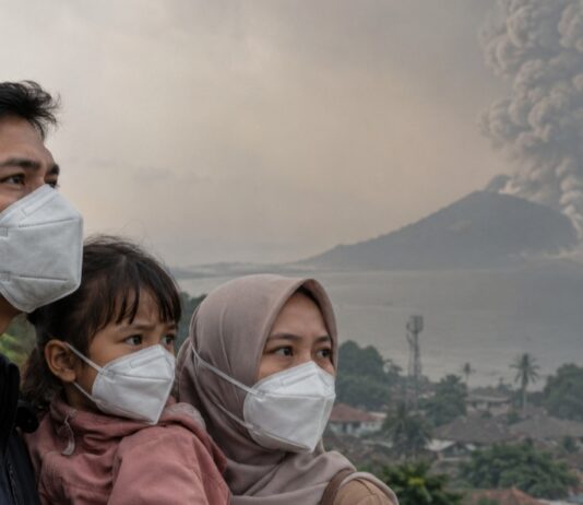 Abu Vulkanik Makin Tebal, Sekolah di Cilegon Pindah Belajar ke Rumah Mulai Senin Ilustrasi Pakai Masker