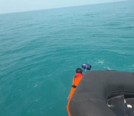 Petunjuk Baru Pencarian 8 Orang Hilang, Tim SAR Temukan Jeriken di Selat Sunda Ops SAR Banten