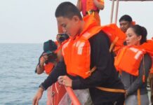 Istri dan Anak Jurnalis iNews Tabur Bunga di Laut, Doa Mengiringi Pencarian Speedboat Arupadatu Tabur Bunga Jurnalis Hilang