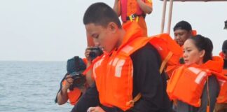 Istri dan Anak Jurnalis iNews Tabur Bunga di Laut, Doa Mengiringi Pencarian Speedboat Arupadatu Tabur Bunga Jurnalis Hilang