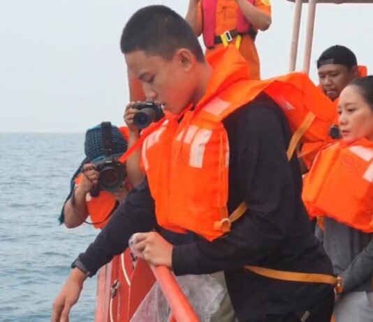 Istri dan Anak Jurnalis iNews Tabur Bunga di Laut, Doa Mengiringi Pencarian Speedboat Arupadatu Tabur Bunga Jurnalis Hilang