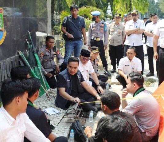 APBD Cilegon Disorot Mahasiswa, Robinsar Turun Langsung Temui Massa Aksi