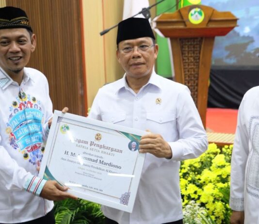 Mardiono Terima Penghargaan Satria Setia Bhakti, Al-Khairiyah Soroti Kontribusinya di Bidang Pendidikan Mardiono