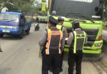 Truk Tambang Parkir Sembarangan di JLS Cilegon, Sejumlah Pengemudi Ditilang Razia Parkir