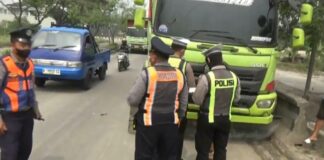 Truk Tambang Parkir Sembarangan di JLS Cilegon, Sejumlah Pengemudi Ditilang Razia Parkir