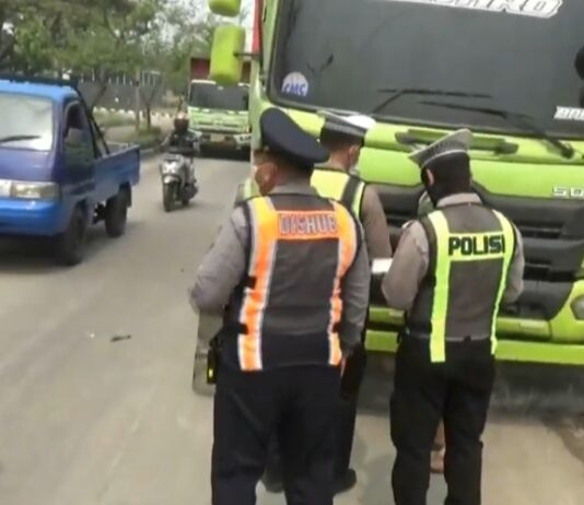 Truk Tambang Parkir Sembarangan di JLS Cilegon, Sejumlah Pengemudi Ditilang Razia Parkir