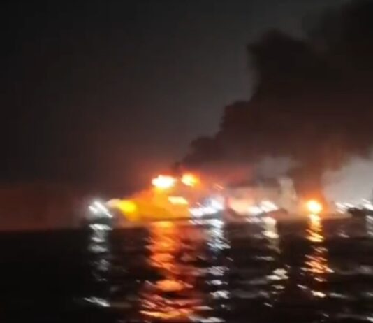 KMP Batumandi Tenggelam di Perairan Merak, ASDP Siapkan Operasi Salvage Kapal Terbakar
