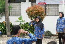 Sumpah Pemuda ke-98, Bupati Dewi Dorong Anak Muda Jadi Motor Perubahan Pandeglang Bupati Pandeglang Raden Dewi Setiani saat memimpin upacara peringatan Hari Sumpah Pemuda ke-98 di halaman Setda Pandeglang. (Foto: Pemkab Pandeglang)