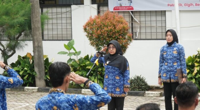 Bupati Pandeglang Raden Dewi Setiani saat memimpin upacara peringatan Hari Sumpah Pemuda ke-98 di halaman Setda Pandeglang. (Foto: Pemkab Pandeglang)